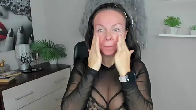 Snapshot of HelenLuxx chatting on 12.09.24 HelenLuxx online show from 12.09.24