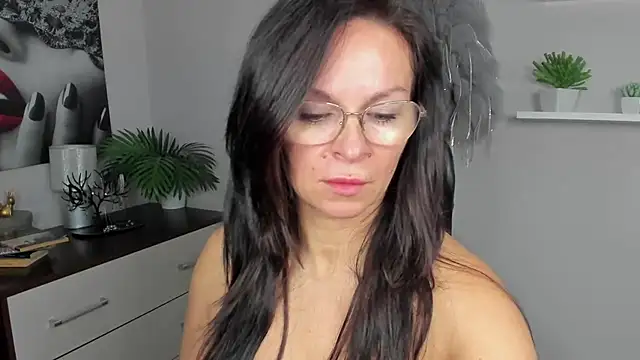 Snapshot of HelenLuxx chatting on 12.10.24 HelenLuxx online show from 12.10.24