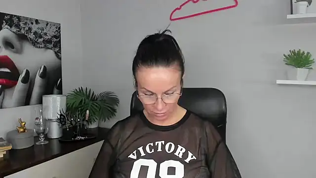 Snapshot of HelenLuxx chatting on 12.19.24 HelenLuxx online show from 12.19.24