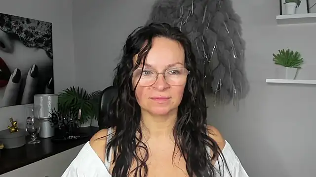 Snapshot of HelenLuxx chatting on 12.20.24 HelenLuxx online show from 12.20.24