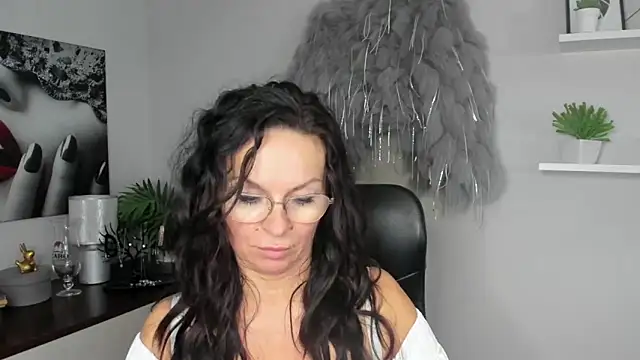 Snapshot of HelenLuxx chatting on 12.20.24 HelenLuxx online show from 12.20.24