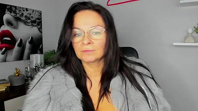 Snapshot of HelenLuxx chatting on 01.11.25 HelenLuxx online show from 01.11.25