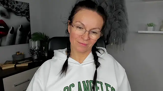 Snapshot of HelenLuxx chatting on 01.26.25 HelenLuxx online show from 01.26.25