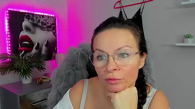 Snapshot of HelenLuxx chatting on 02.04.25 HelenLuxx online show from 02.04.25