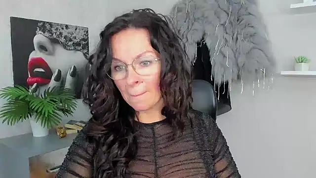 Snapshot of HelenLuxx chatting on 02.06.25 HelenLuxx online show from 02.06.25