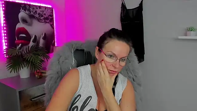 Snapshot of HelenLuxx chatting on 02.13.25 HelenLuxx online show from 02.13.25