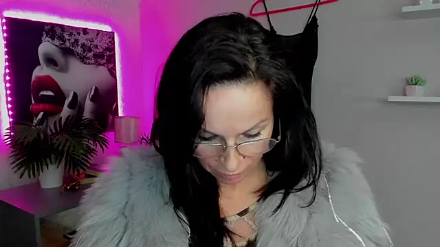 Snapshot of HelenLuxx chatting on 02.15.25 HelenLuxx online show from 02.15.25