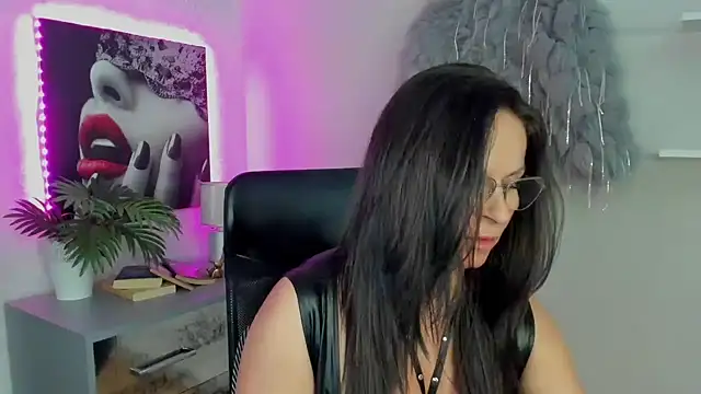 Snapshot of HelenLuxx chatting on 03.20.25 HelenLuxx online show from 03.20.25