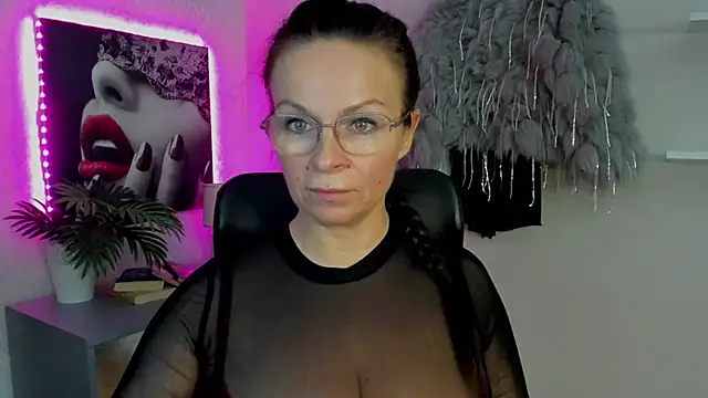 Snapshot of HelenLuxx chatting on 03.21.25 HelenLuxx online show from 03.21.25