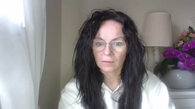 HelenLuxx online show from 10.21.25