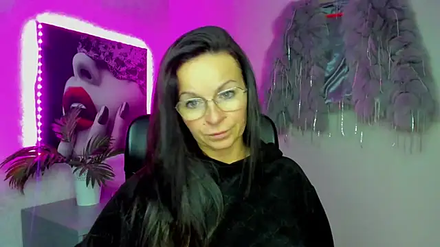 HelenLuxx online show from 11.25.25