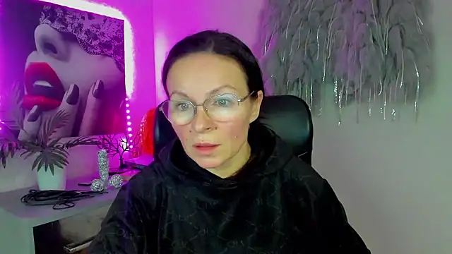 HelenLuxx online show from 01.15.26