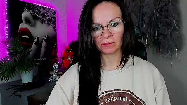 HelenLuxx online show from 04.10.26