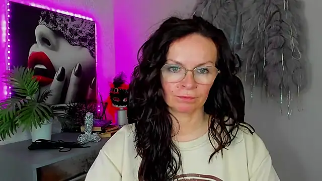 HelenLuxx online show from 04.15.26