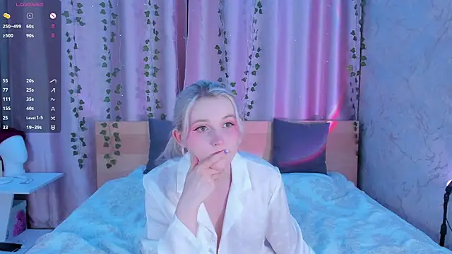 Snapshot of SweeteRose_Royce chatting on 12.01.24 SweeteRose Royce online show from 12.01.24