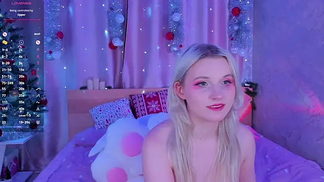 Snapshot of SweeteRose_Royce chatting on 12.28.24 SweeteRose Royce online show from 12.28.24