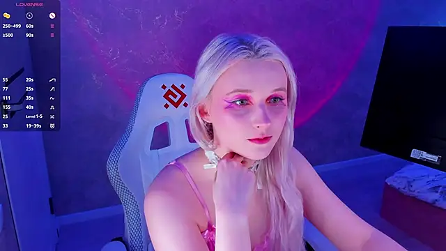 Snapshot of SweeteRose_Royce chatting on 01.13.25 SweeteRose Royce online show from 01.13.25