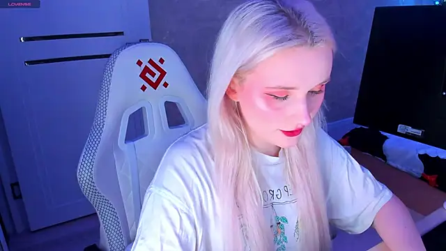 Snapshot of SweeteRose_Royce chatting on 01.21.25 SweeteRose Royce online show from 01.21.25