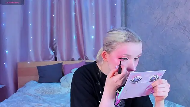 Snapshot of SweeteRose_Royce chatting on 02.16.25 SweeteRose Royce online show from 02.16.25