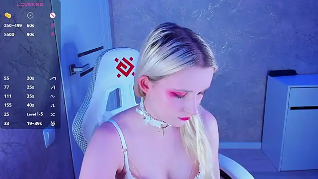 Snapshot of SweeteRose_Royce chatting on 03.18.25 SweeteRose Royce online show from 03.18.25