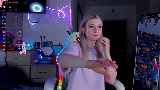 Snapshot of SweeteRose_Royce chatting on 11.01.25 SweeteRose Royce online show from 11.01.25