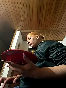 Snapshot of THEBOSSLARA chatting on 12.19.25 THEBOSSLARA online show from 12.19.25