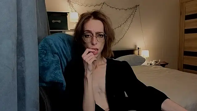 Snapshot of amber_quell_here chatting on 10.10.25 amber quell here online show from 10.10.25