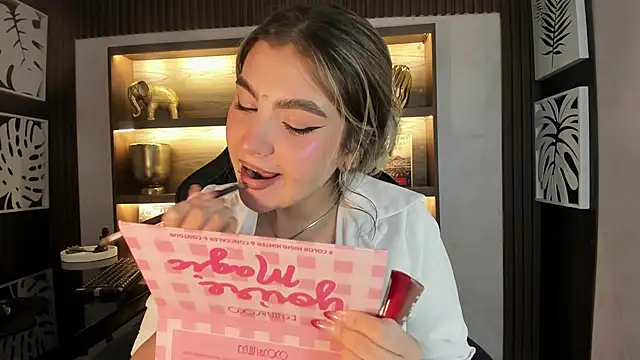 Snapshot of SamantaBone chatting on 01.13.25 SamantaBone online show from 01.13.25