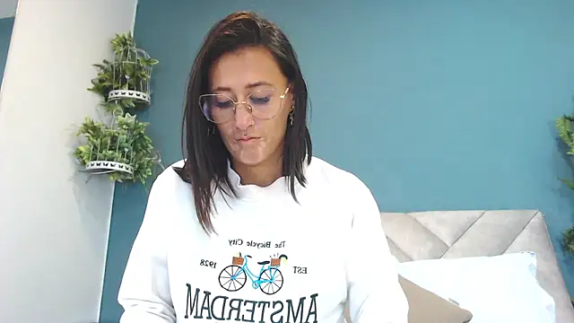 Snapshot of SharisWillian chatting on 06.15.26 SharisWillian online show from 06.15.26