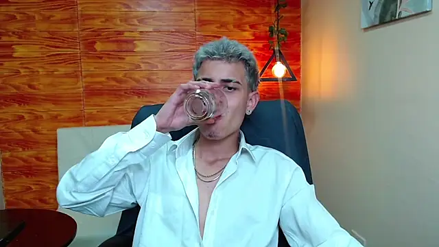 Bastiaan 28 online show from 12.18.24