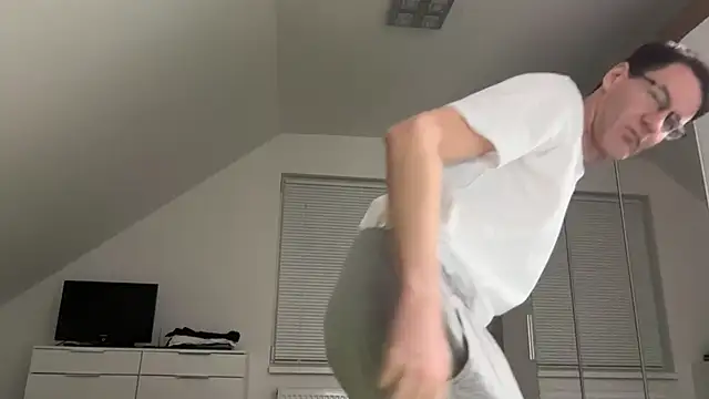 Snapshot of zxzx_cam1 chatting on 02.13.26 zxzx cam1 online show from 02.13.26