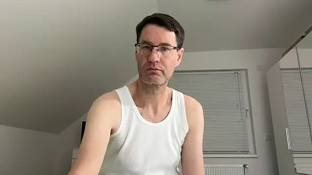 Snapshot of zxzx_cam1 chatting on 02.15.26 zxzx cam1 online show from 02.15.26