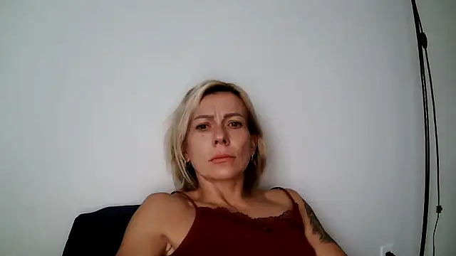 Snapshot of anechka1 chatting on 10.13.25 anechka1 online show from 10.13.25