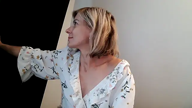 Snapshot of anechka1 chatting on 10.21.25 anechka1 online show from 10.21.25