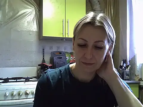 Snapshot of AshleyXHoney chatting on 10.24.25 AshleyXHoney online show from 10.24.25