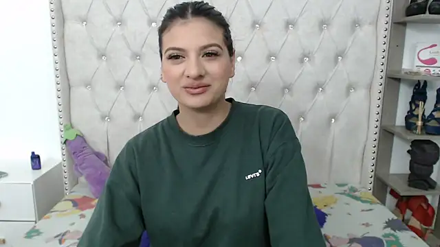 Snapshot of Abril_Squirt chatting on 12.17.24 Abril Squirt online show from 12.17.24