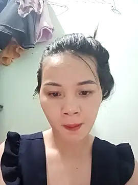 Snapshot of Ngoc-Trinh chatting on 10.22.25 Ngoc-Trinh online show from 10.22.25
