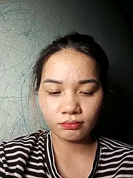 Snapshot of Ngoc-Trinh chatting on 10.25.25 Ngoc-Trinh online show from 10.25.25