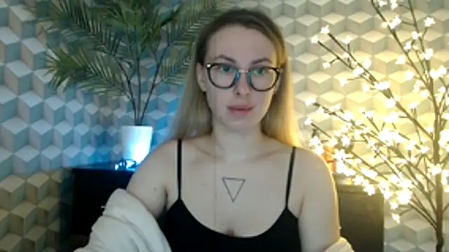 Snapshot of _Leslyy_Solo_1 chatting on 10.28.25  Leslyy Solo 1 online show from 10.28.25