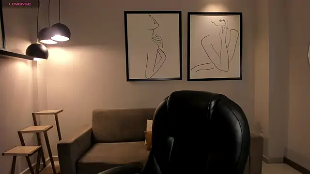 Snapshot of AliceHarper_ chatting on 10.29.25 AliceHarper online show from 10.29.25