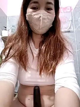 Snapshot of M_yiyi chatting on 11.29.25 M yiyi online show from 11.29.25