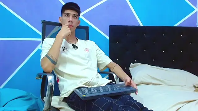 Snapshot of jhony-sex chatting on 02.05.25 jhony-sex online show from 02.05.25