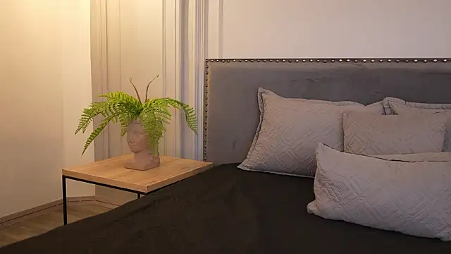 IrisBaker online show from 10.09.25