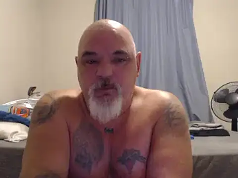 Newfiesausage1972 online show from 12.31.24