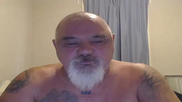 Snapshot of Newfiesausage1972 chatting on 10.21.25 Newfiesausage1972 online show from 10.21.25