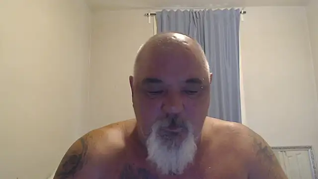 Snapshot of Newfiesausage1972 chatting on 10.22.25 Newfiesausage1972 online show from 10.22.25