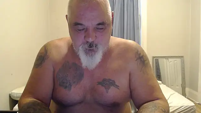 Snapshot of Newfiesausage1972 chatting on 10.25.25 Newfiesausage1972 online show from 10.25.25