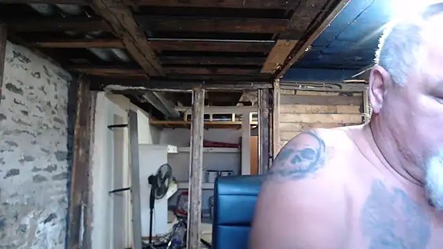 Newfiesausage1972 online show from 11.14.25