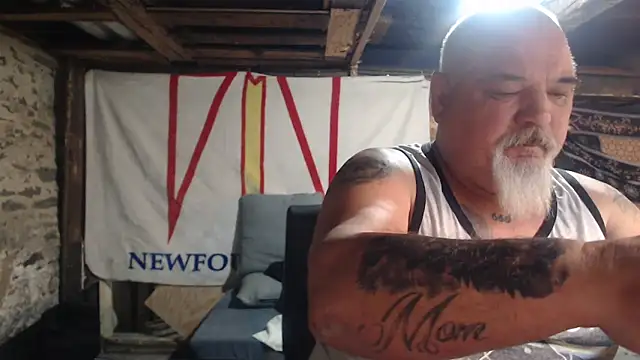 Newfiesausage1972 online show from 03.18.26