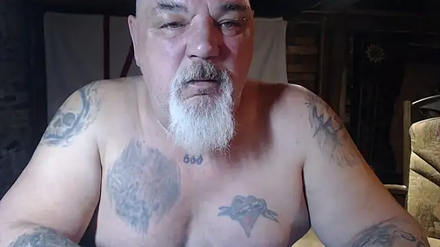 Newfiesausage1972 online show from 04.02.26